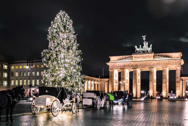Атмосфера Рождества: 20 самых красивых рождественских елок в Европе