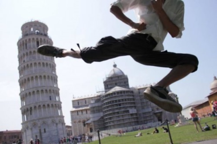 Когда пределу фантазии нет границ: 30 забавных фото на фоне Пизанской башни