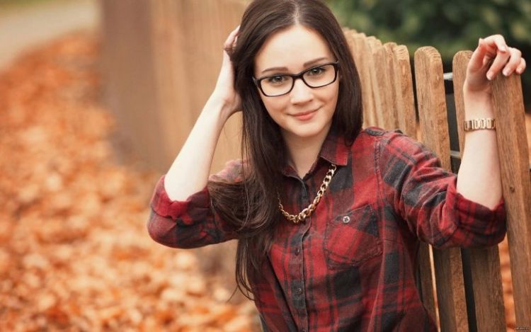 30 фотоснимков красивых девушек, которым очень идут очки
