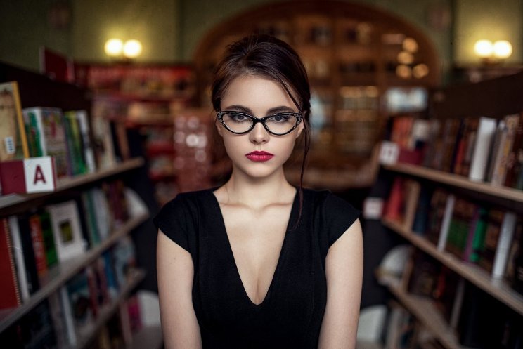 30 фотоснимков красивых девушек, которым очень идут очки