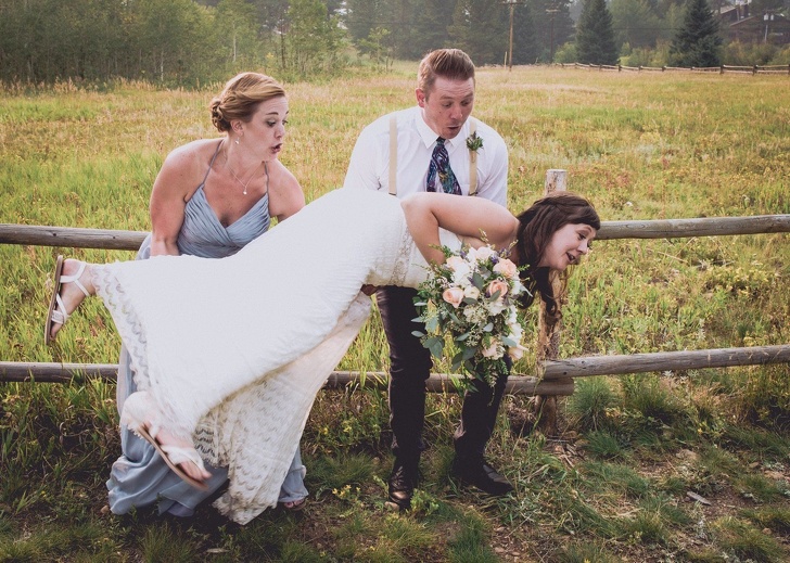Казусы случаются: юморные свадебные фото