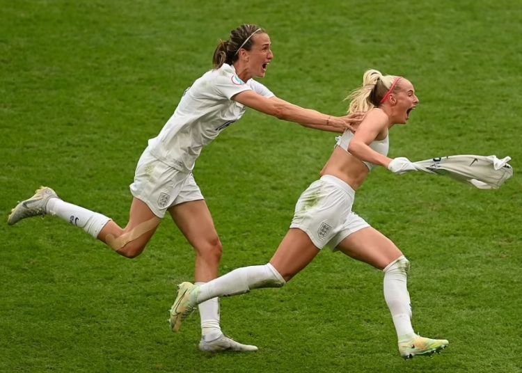 25 Entertaining and Lighthearted Photos from Women's Soccer