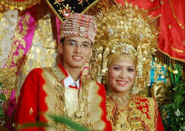 25 Spectacular Traditional Wedding Outfits From Across The Globe Page 25-spectacular-traditional-wedding-outfits-from-across-the-globe-page