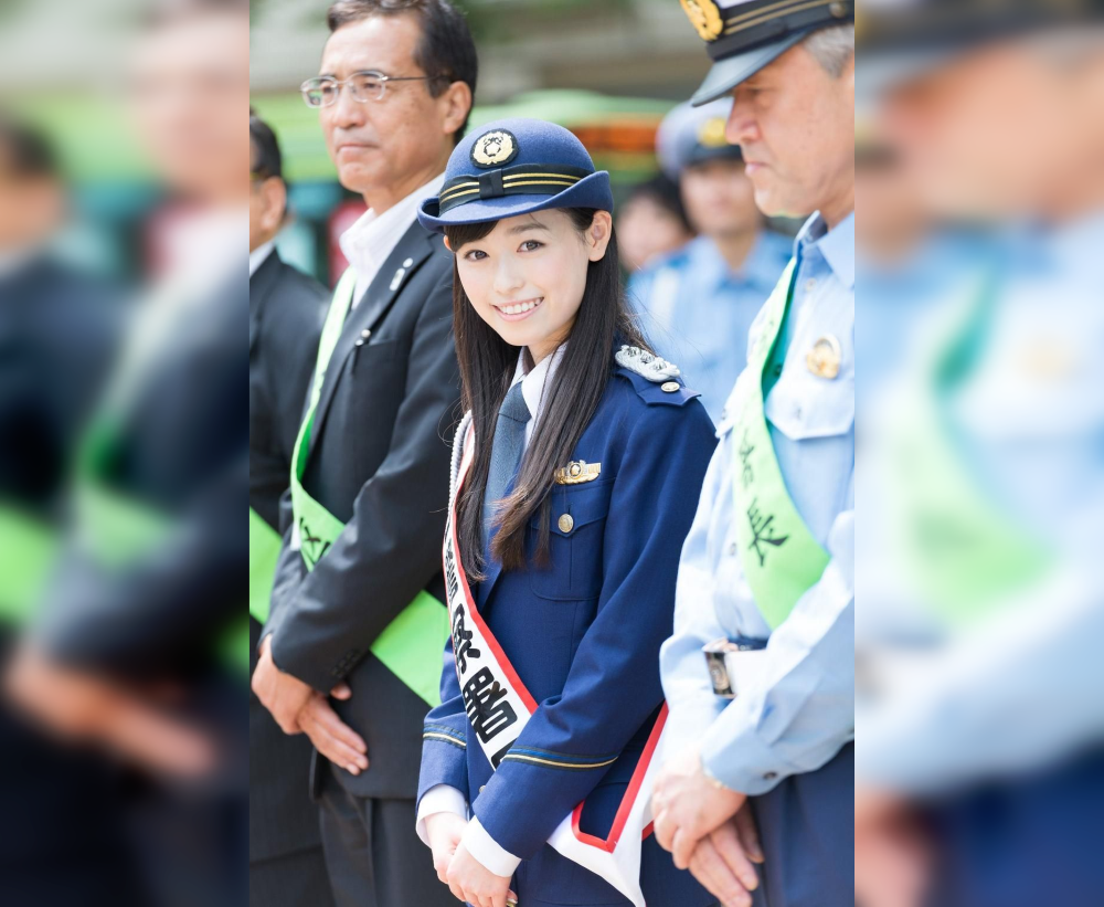 Gorgeous Girls in Uniforms: A Visual Delight in 30 Frames